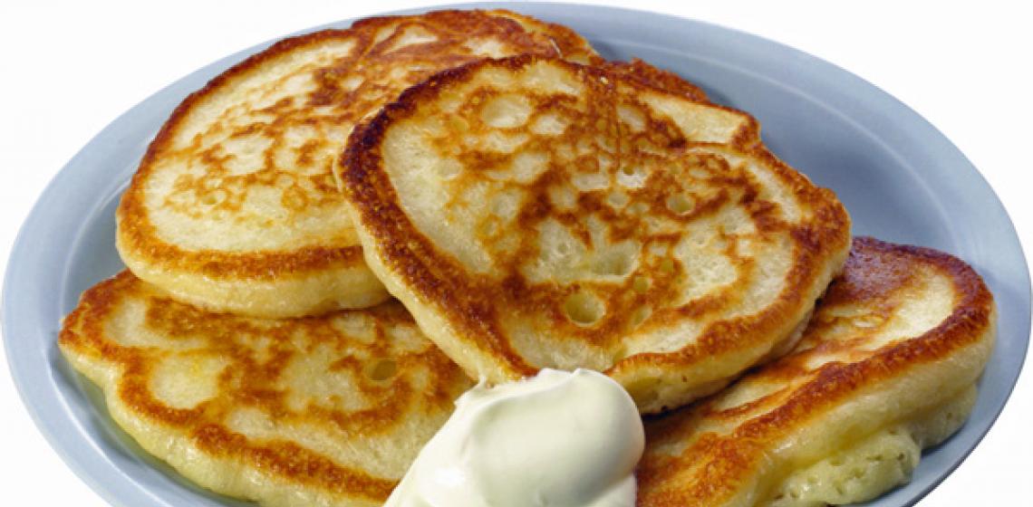 Kefirdə sulu pancake - ən yaxşı və sübut edilmiş addım-addım reseptlər