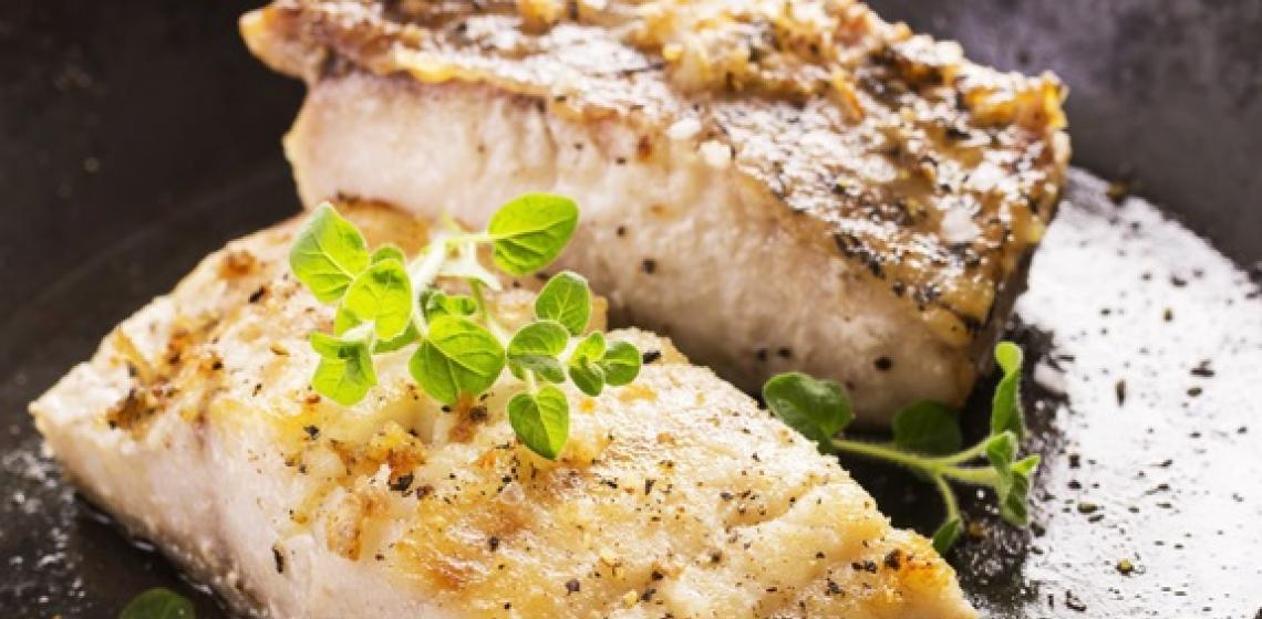 السمك المقلي - أسرار الطبخ كيفية تمليح السمك بشكل صحيح قبل القلي