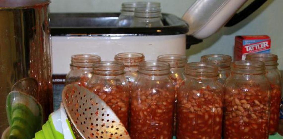 Pregătiți-vă pentru iarnă: învățați cum să păstrați fasolea în sos de roșii
