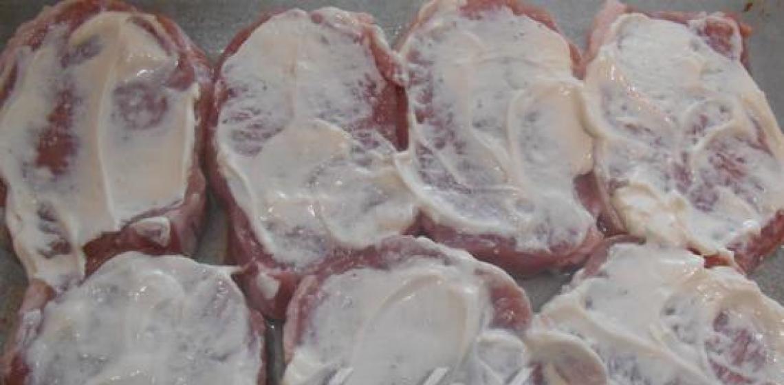 Carne de porc cu ciuperci si branza la cuptor: cele mai reusite retete